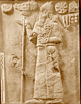 18 - Nannar, Nibiru, Inanna, Anu, Adad, & Enlil symbols, giant mixed-breed king pays reverence to the gods