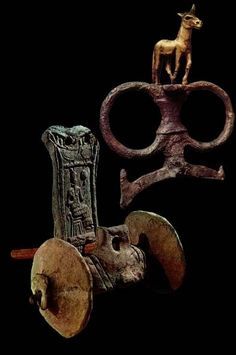 Utu seated with father Nannar's Moon Crsescent & his Sun symbols